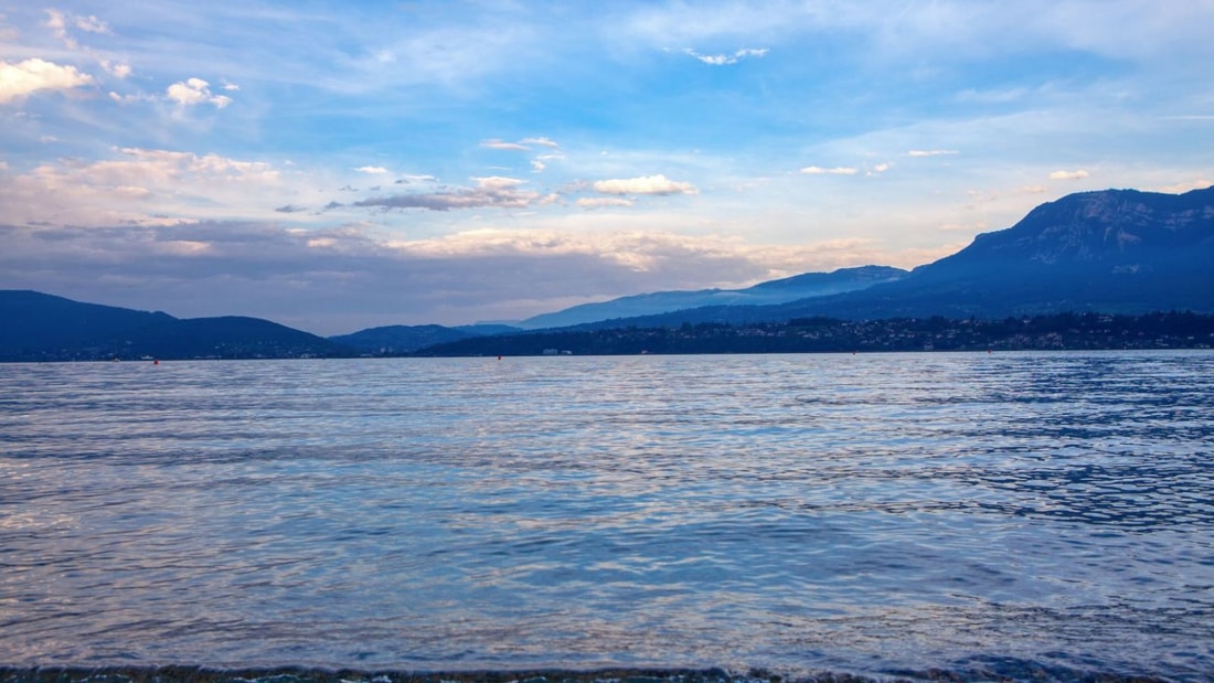 5 villages pittoresques à visiter autour du plus grand lac naturel de France