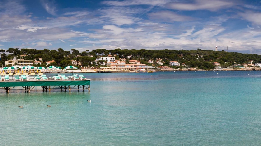 Entre pinède et falaises, ce joyau de la French Riviera vous offre un été de rêve