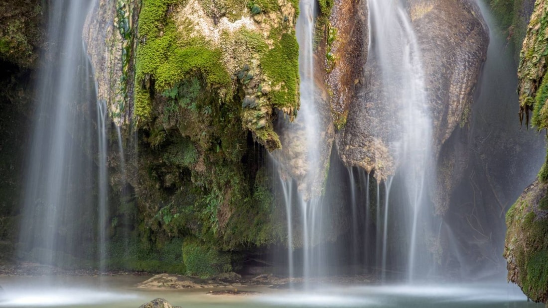 Cette cascade de 15 mètres de large dans le Jura attire des milliers de visiteurs chaque automne