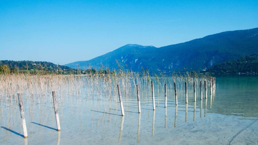 7 sources thermales maintiennent ce lac alpin à 28°C même en octobre