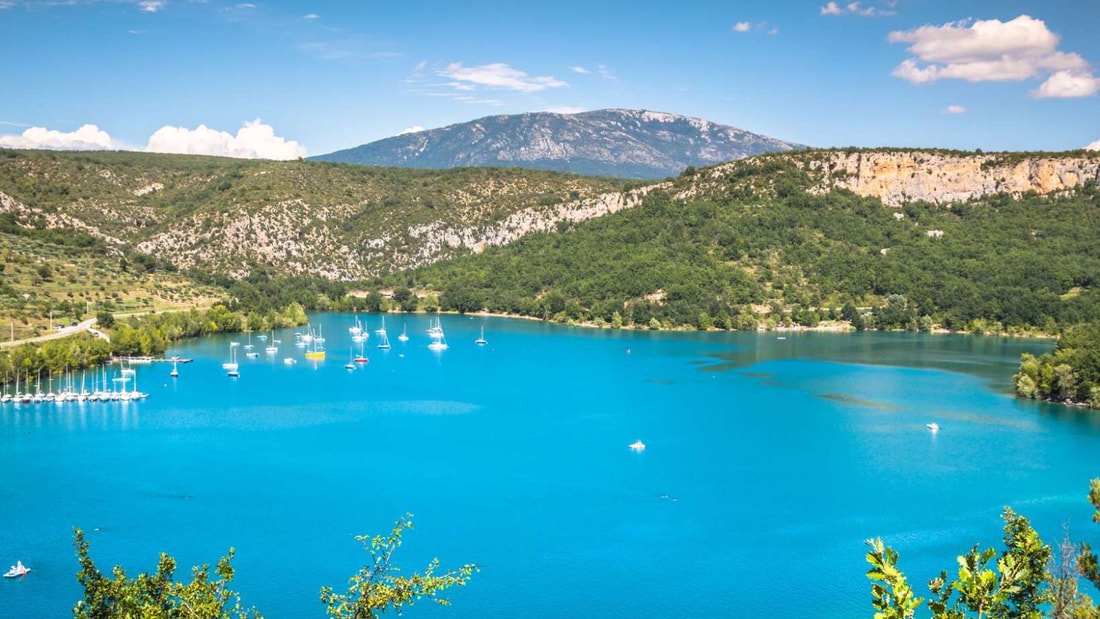 Ce village provençal englouti en 1974 renaît 400 mètres plus haut avec vue sur 2200 hectares d'eau turquoise