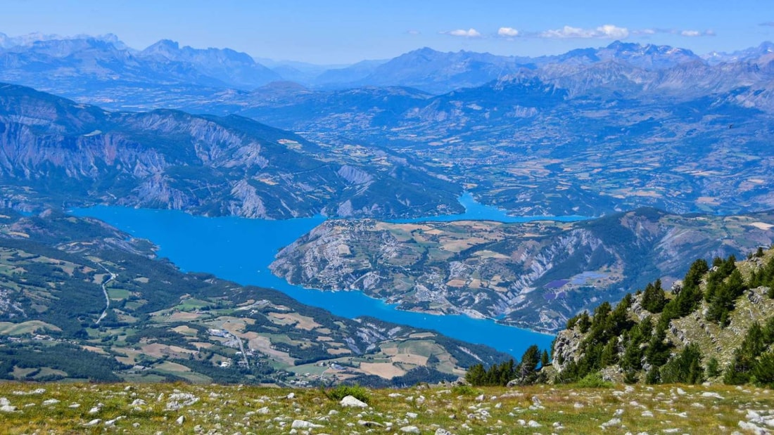 En 1961, ce lac alpin a englouti des villages entiers pour devenir un joyau touristique de 3000 hectares