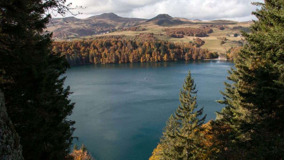 À 1197m d'altitude, ce lac de cratère offre 2km de sentiers aux couleurs flamboyantes de l'automne