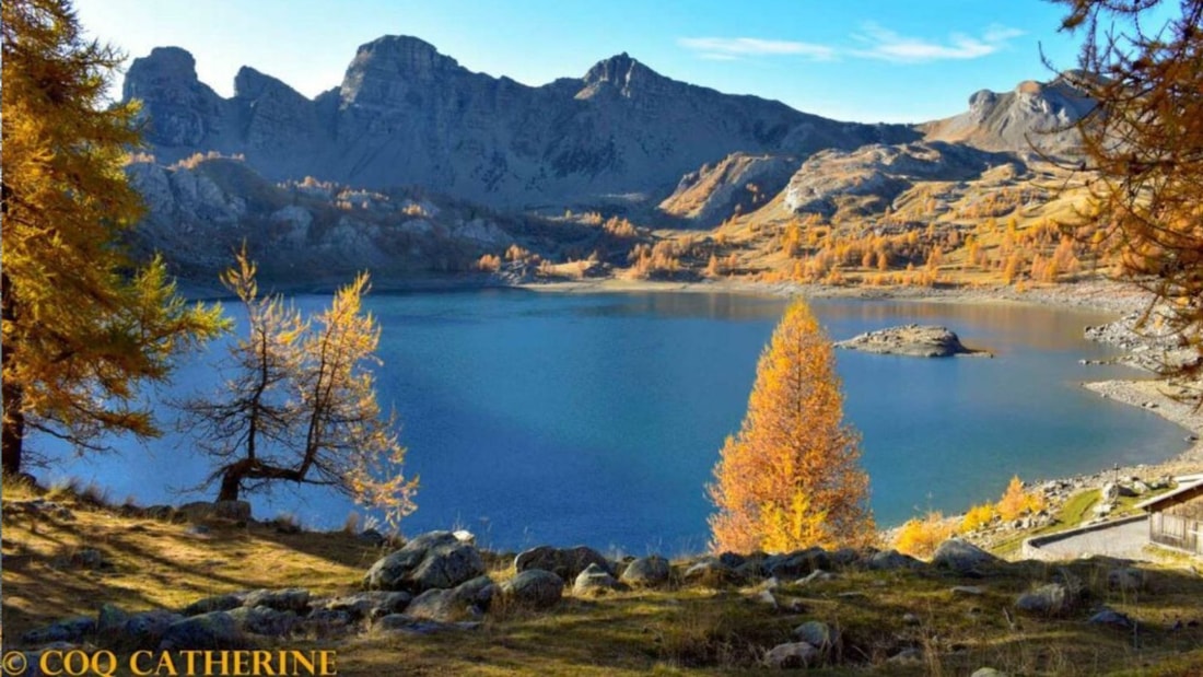 Ce lac sauvage de 54 hectares niché à 2230m d'altitude se pare d'or en automne