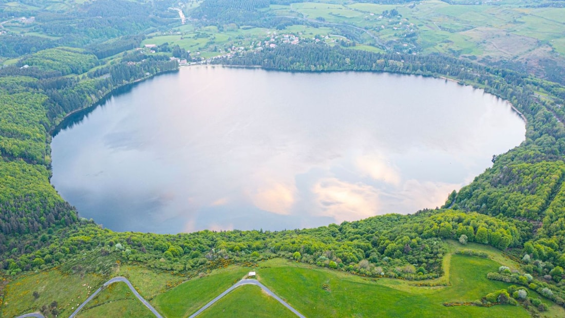 À 1000 m d'altitude, ce lac volcanique de 138 m de profondeur attire 300 000 visiteurs par an