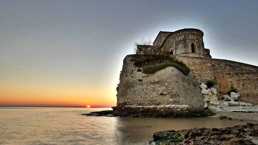 Ce village de 444 hectares aux 200 habitants abrite une église du XIIe siècle surplombant l'estuaire de la Gironde