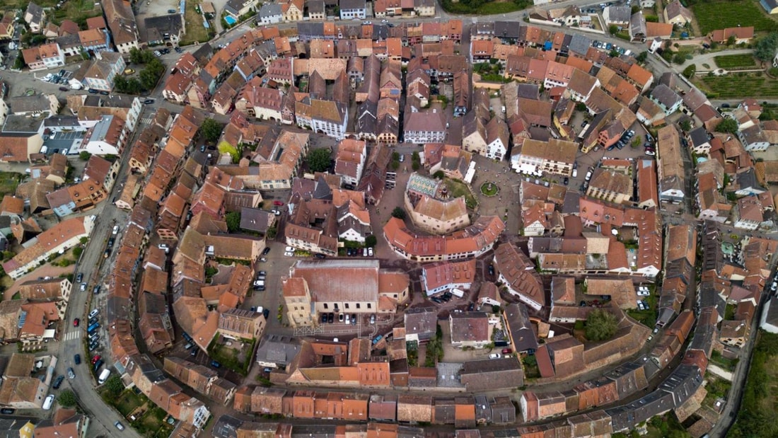 À 7 km de Colmar, ce village circulaire de 1000 ans abrite 2 Grands Crus réputés