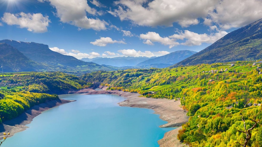 À 765 mètres d'altitude, ce lac alpin de 348 hectares offre un spectacle automnal à couper le souffle