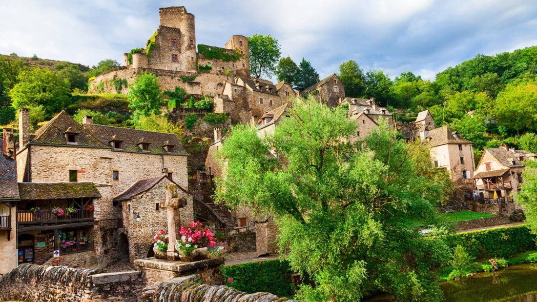 Ce village aveyronnais classé en 1990 compte 5 fois plus de monuments historiques que d'habitants