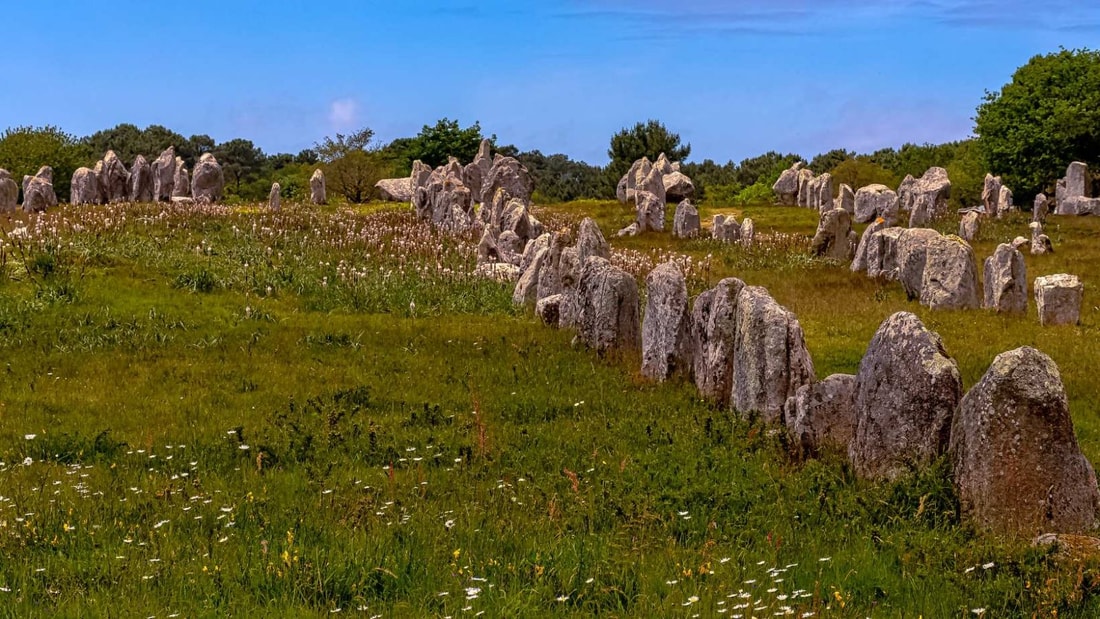 41 km de sentier côtier et 1099 menhirs alignés : l'incroyable patrimoine de Carnac