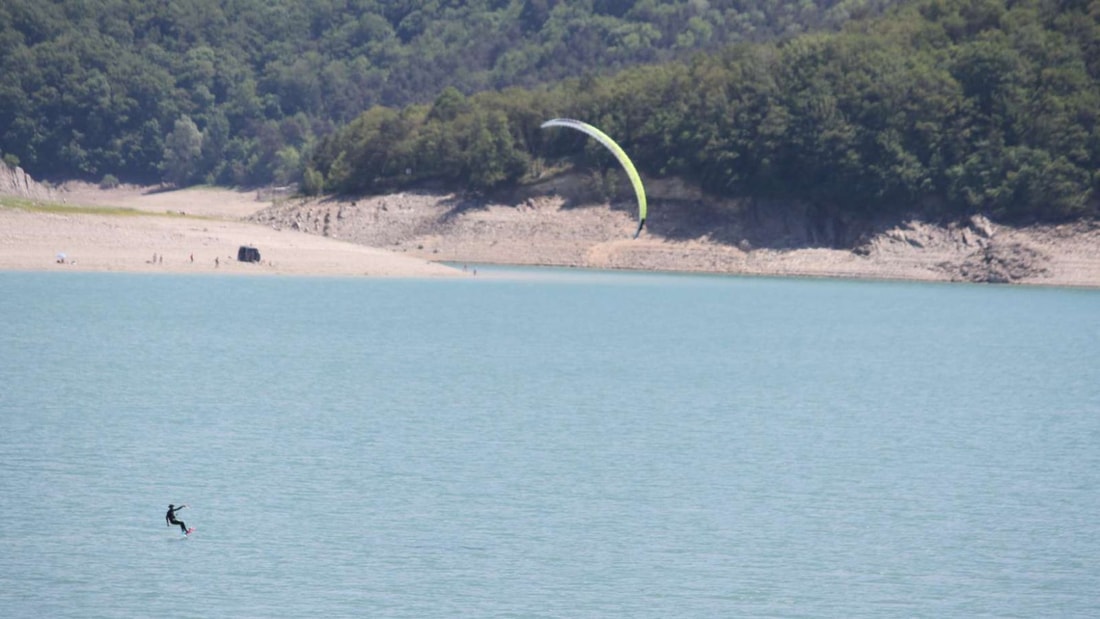 Ce lac de 657 hectares et 115 mètres de profondeur cache 2 passerelles suspendues à 85 mètres de haut