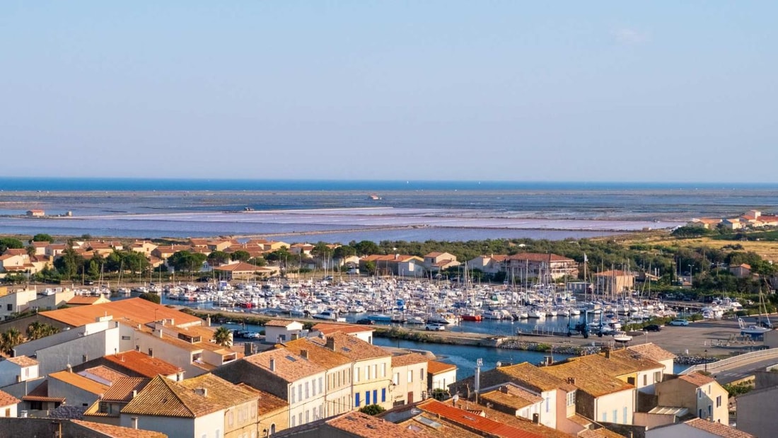 5000 habitants entre mer et étangs roses, 33 m de panorama depuis la Tour Barberousse à Gruissan