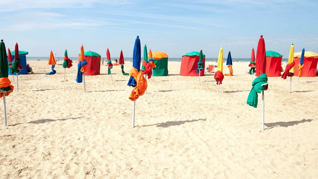 2 km de plage, 450 parasols, 1 casino de 1864 et 22 bars : les chiffres fous de Deauville