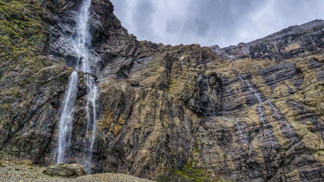 À 1375m d'altitude, ce cirque glaciaire de 6,5 km offre 200 000 litres d'eau par seconde en été