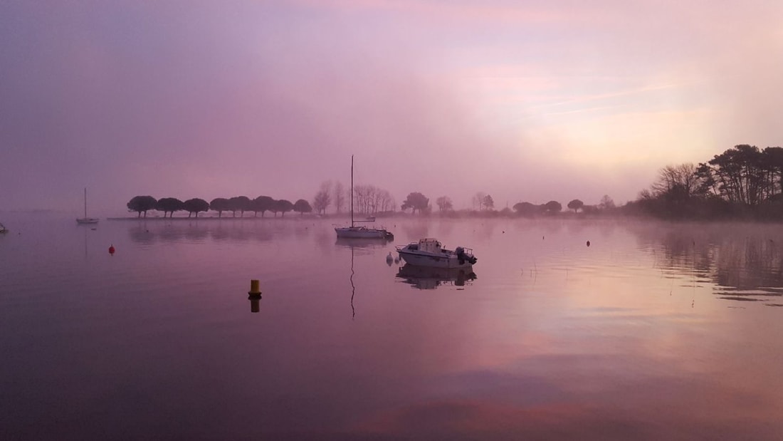 À 60 km de Bordeaux : Un lac de 56 km² niché entre océan et forêts dorées