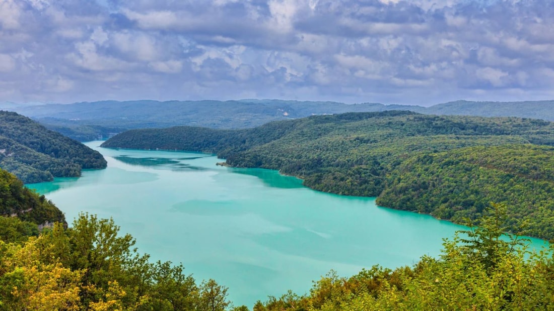 3ème plus grand lac artificiel de France : Découvrez les 1600 hectares du lac de Vouglans en automne