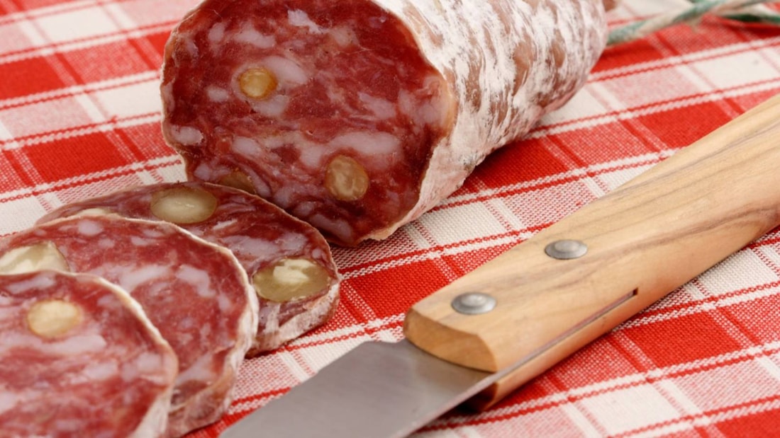 Alerte santé : 92,7% des saucissons cachent cet additif cancérigène (les alternatives sûres)