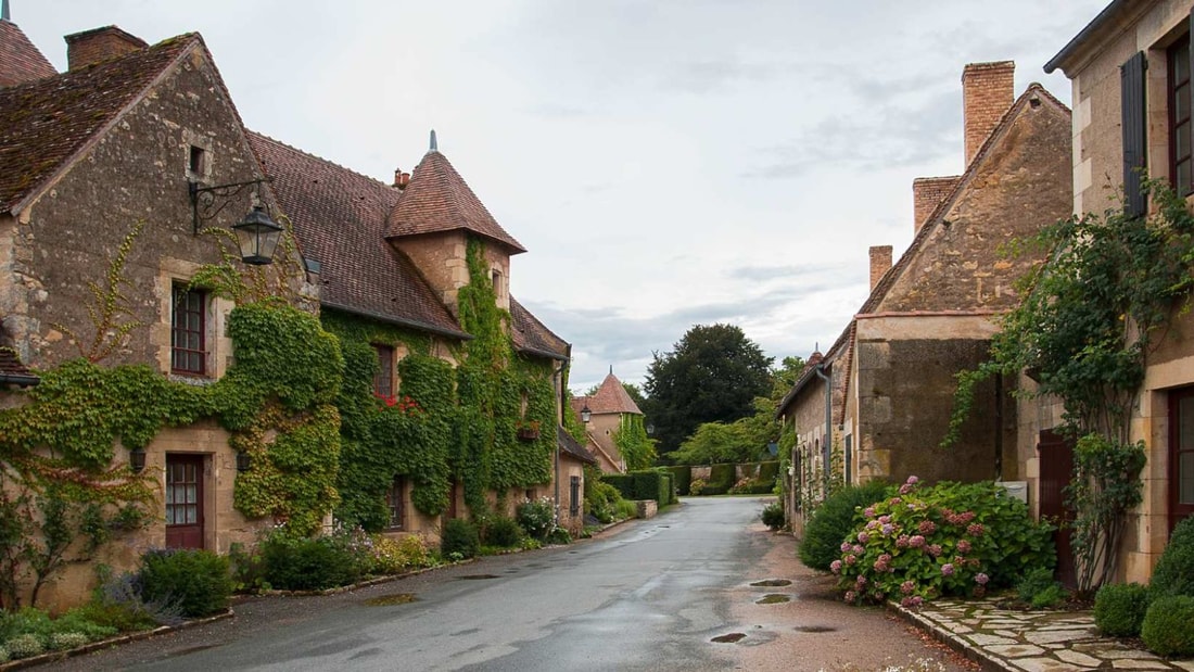 70 habitants, 3 hectares de parc floral et un château médiéval dans ce village du Berry