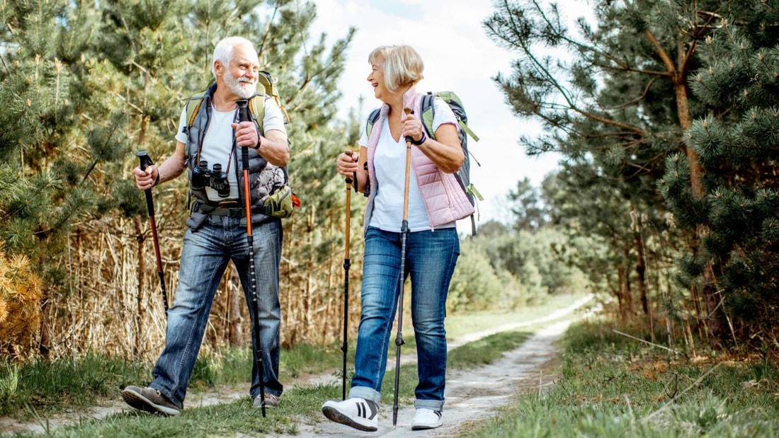 Oubliez la déprime saisonnière : 5 bienfaits surprenants de la marche collective pour les plus de 60 ans