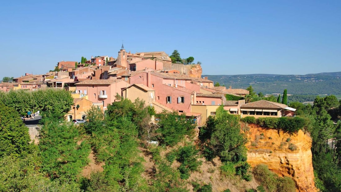 17 nuances d'ocre, 1 000 habitants, 30 minutes de balade : le village perché qui transforme l'hiver en or rouge