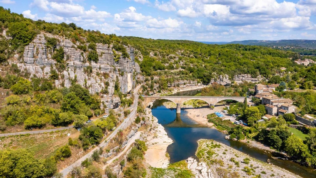 Village médiéval perché et rivière turquoise : le duo gagnant de l'Ardèche secrète