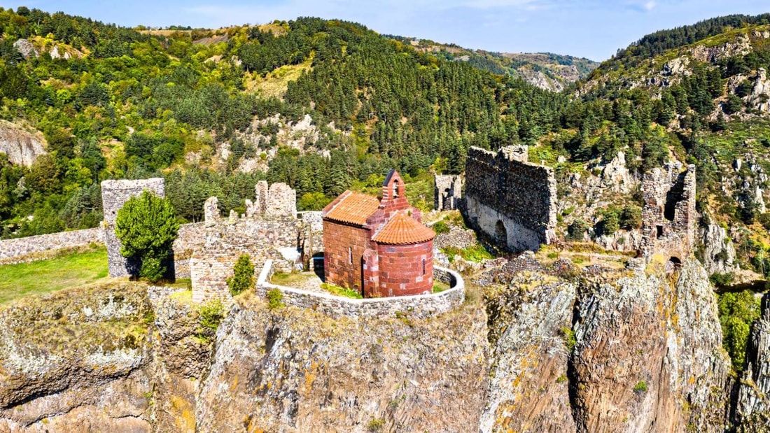 Visitez le 1er château de la Loire, perché sur un spectaculaire piton volcanique