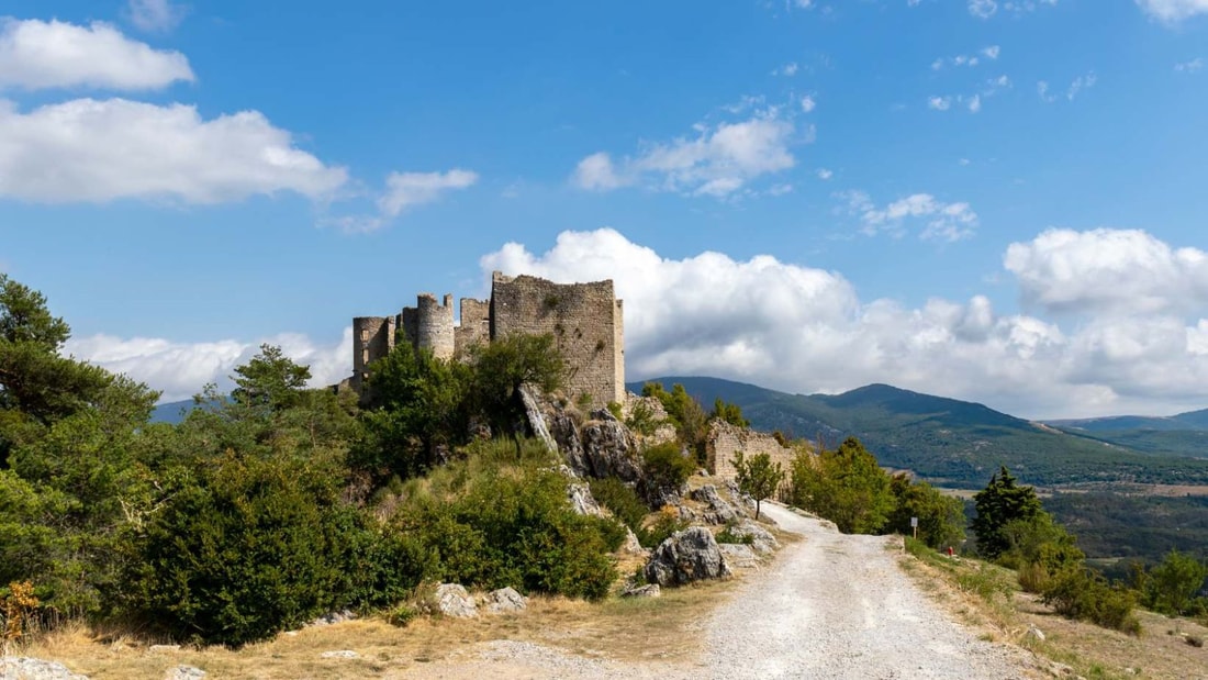 À 1097 mètres d'altitude, ce village médiéval intact domine la Provence