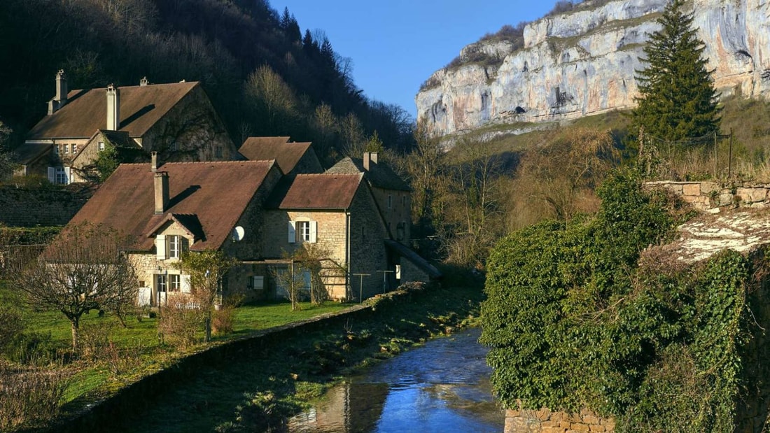 200 mètres de falaises, une cascade énorme et 1000 ans d'histoire dans ce village du Jura