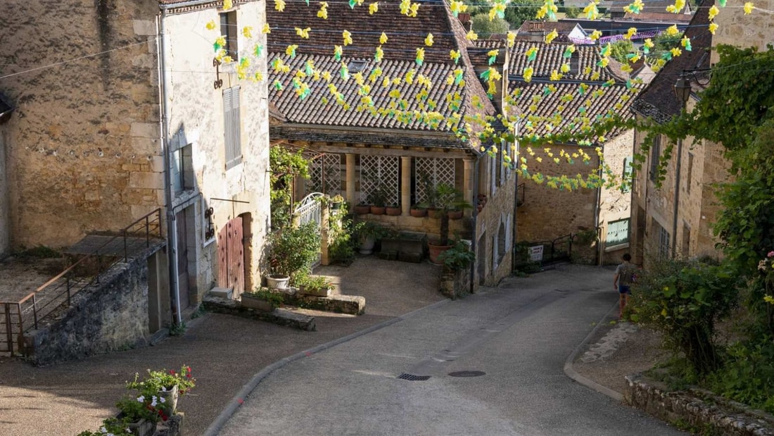 7 clochers et 8 maisons cachées sous terre : Quel est le trésor de ce village du Périgord ?