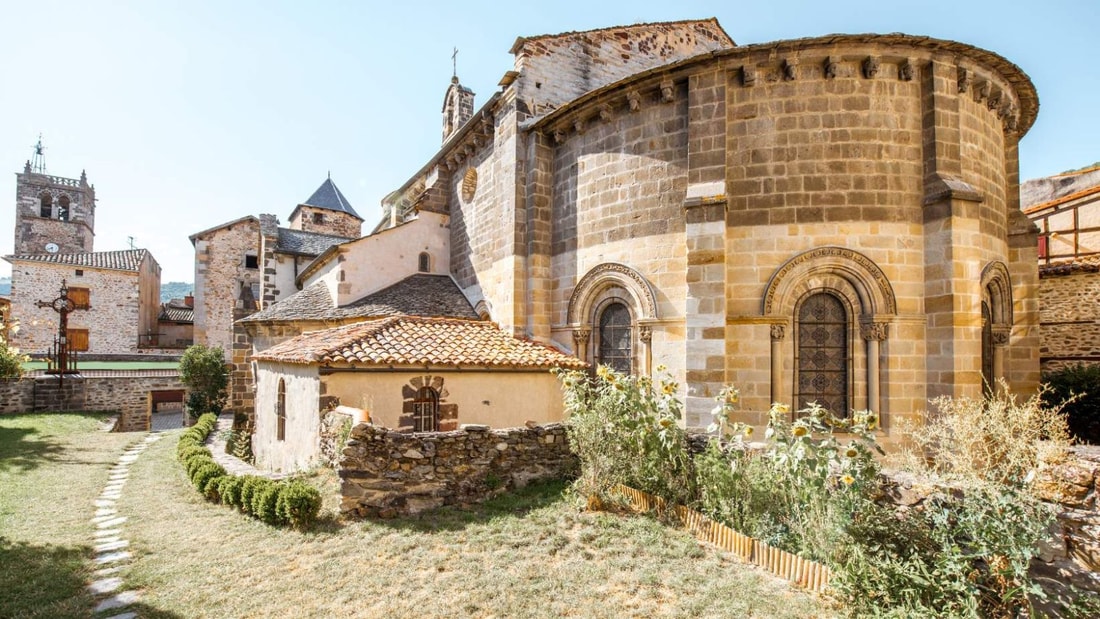 1000 ans d'histoire et 100 artistes : découvrez le village médiéval qui fait vibrer l'Auvergne chaque été