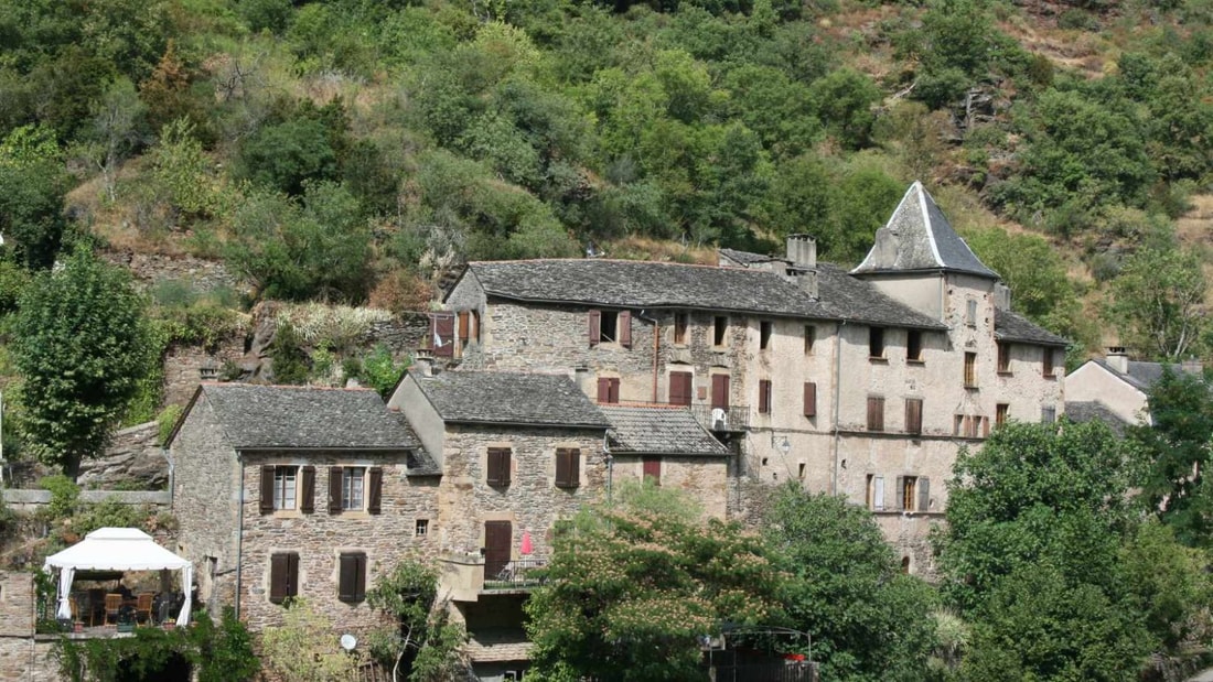 Ce village médiéval perché sur un éperon rocheux est à 1h de Rodez