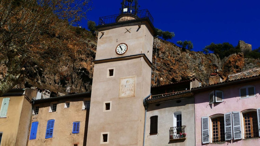 Ce village de 2100 habitants abrite la plus grande falaise troglodytique de Provence