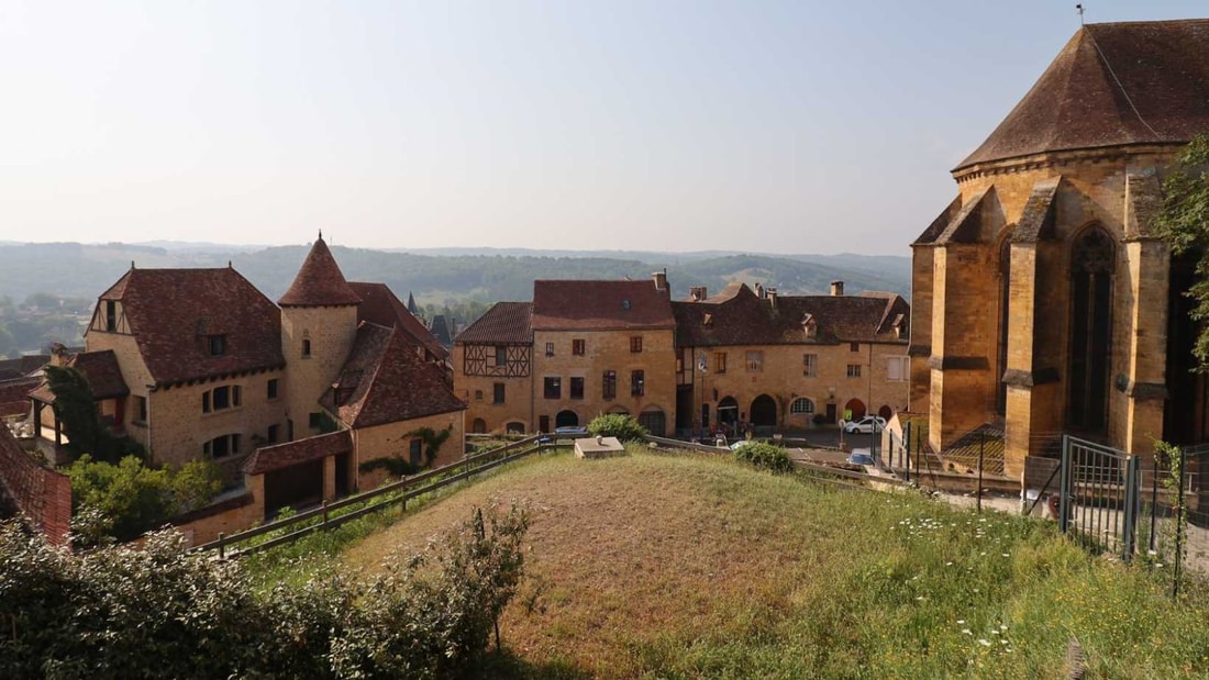 À 760 mètres d'altitude, ce village des Alpes-Maritimes offre les plus belles vues sur la Côte d'Azur