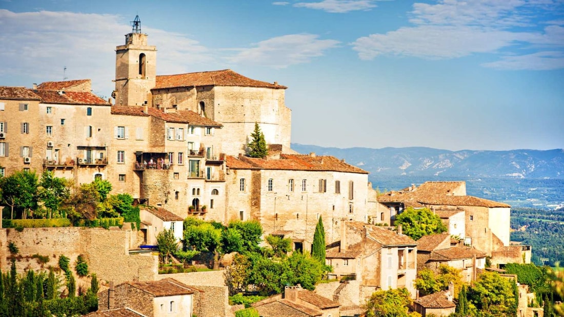 À 340 mètres d'altitude, ce village provençal offre les plus belles vues du Luberon