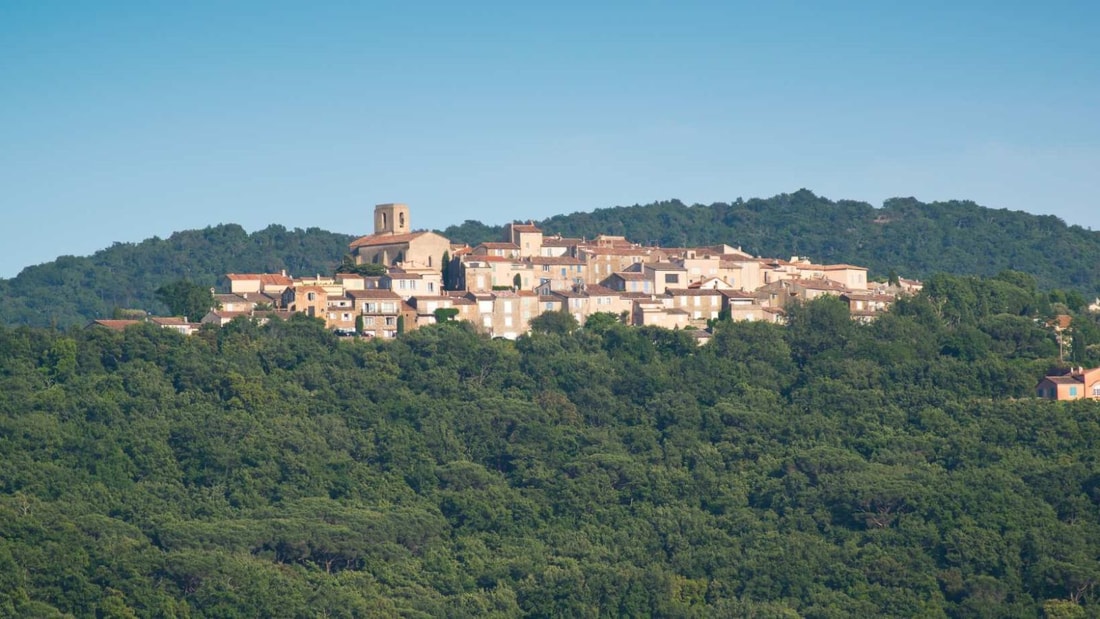 À 200 m d'altitude, ce village varois offre le plus beau panorama de la Côte d'Azur