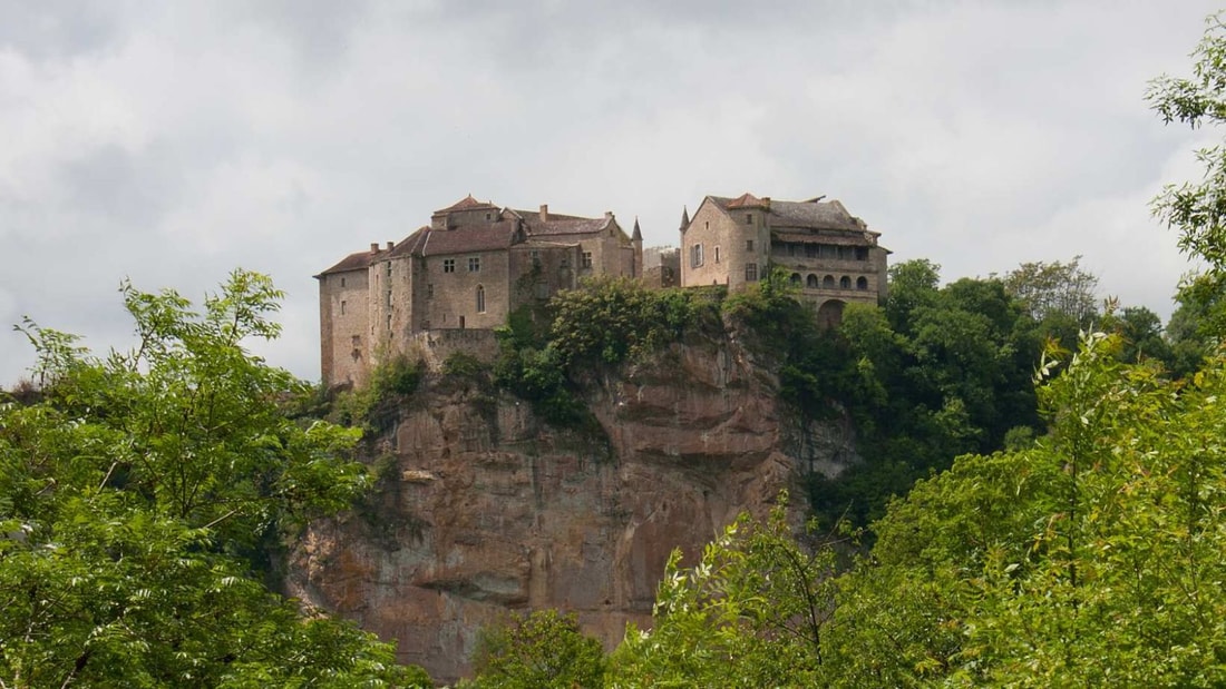 Ce village perché cache 2 châteaux rivaux et 176 500 ans de secrets