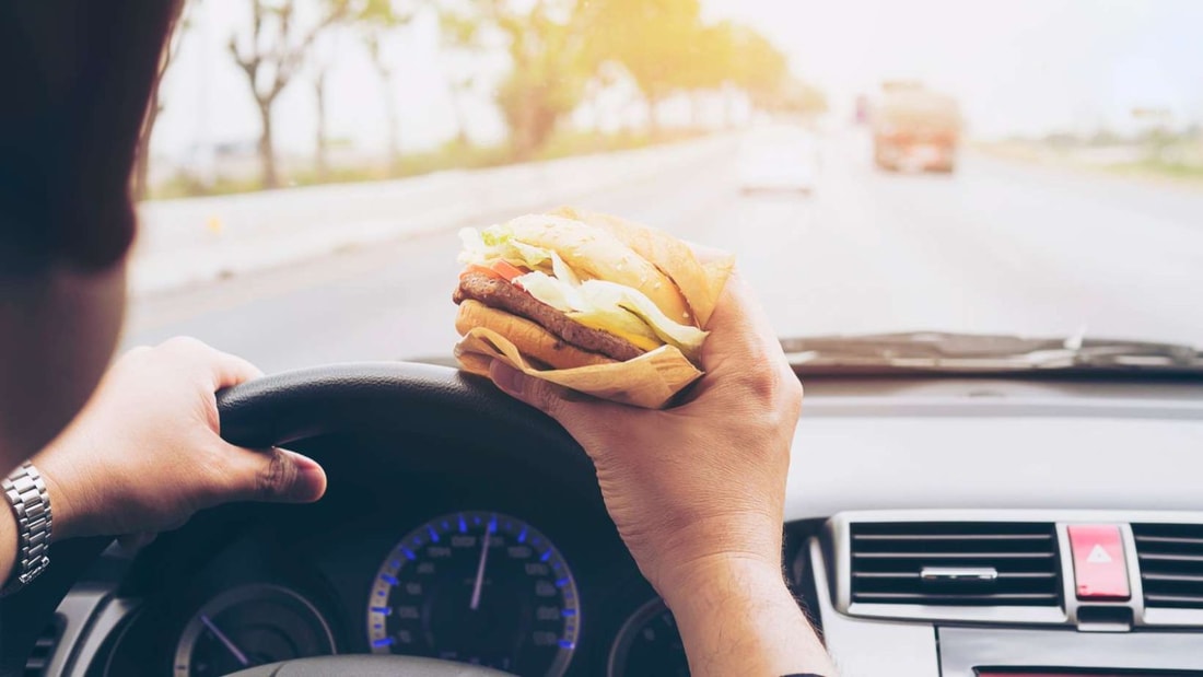 135€ d'amende pour un sandwich au volant ? La vérité sur ce que vous risquez réellement