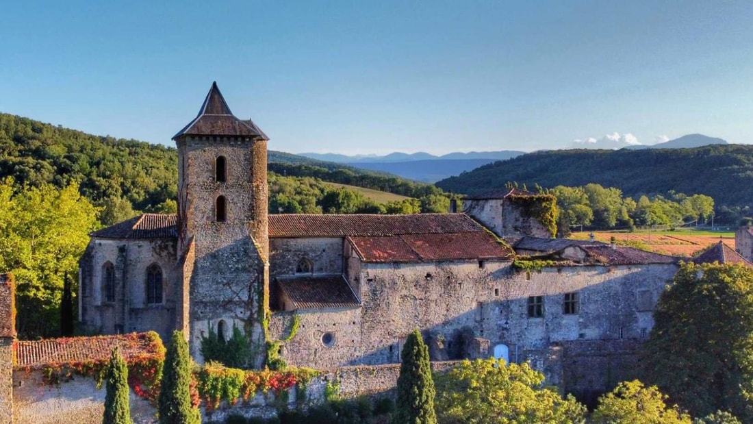 Abbaye du Xe siècle et 1000 rosiers : quel est ce village ?