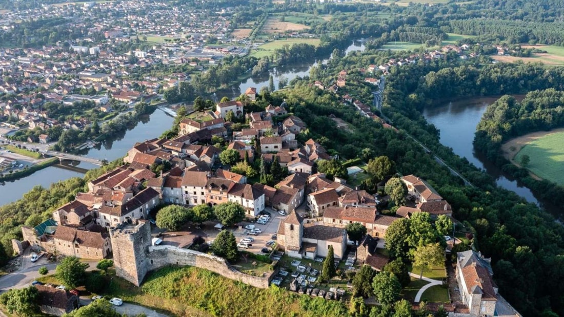 À 110m de haut, ce village cache un trésor gaulois : devinez lequel ?