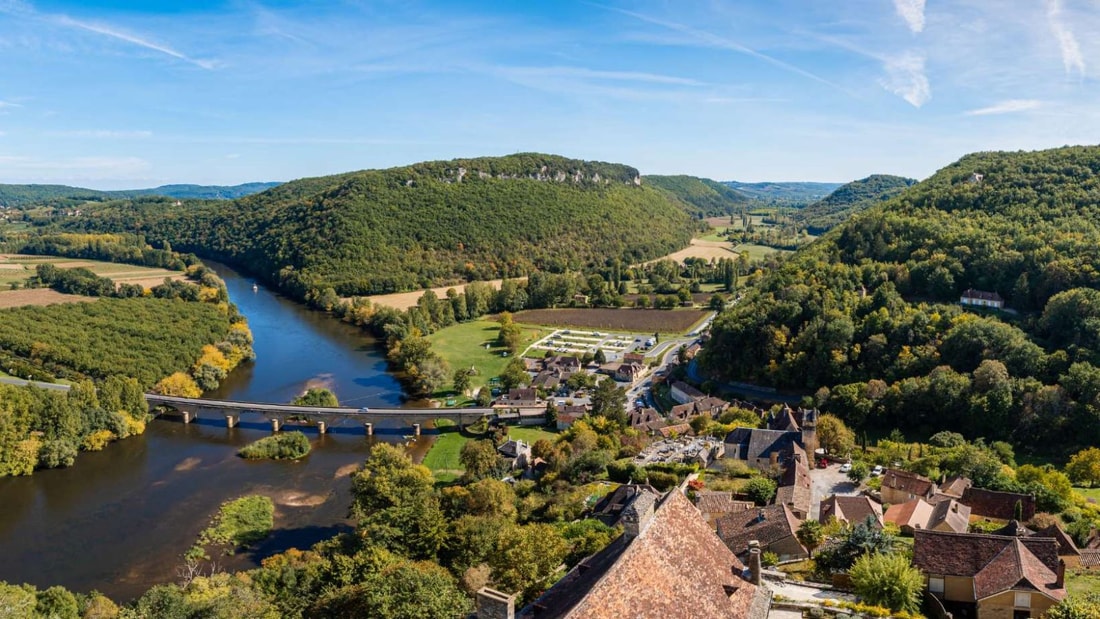 Le village aux 2 châteaux qui domine la Dordogne vous attend