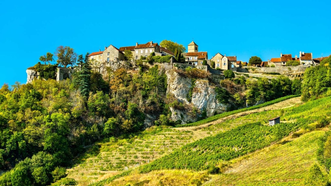 Ce village perché produit l'or jaune du Jura