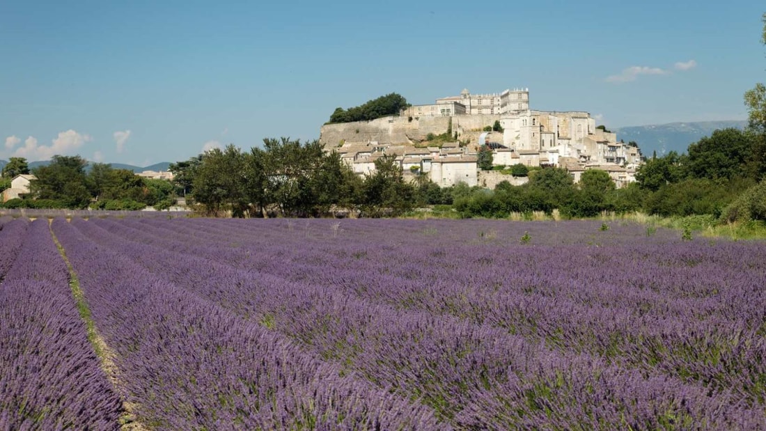 Ce village de 1500 âmes abrite le plus grand château Renaissance du Sud-Est