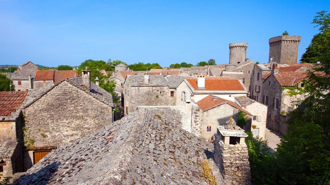 Quel village fortifié de 199 habitants abrite le seul château templier de France ?