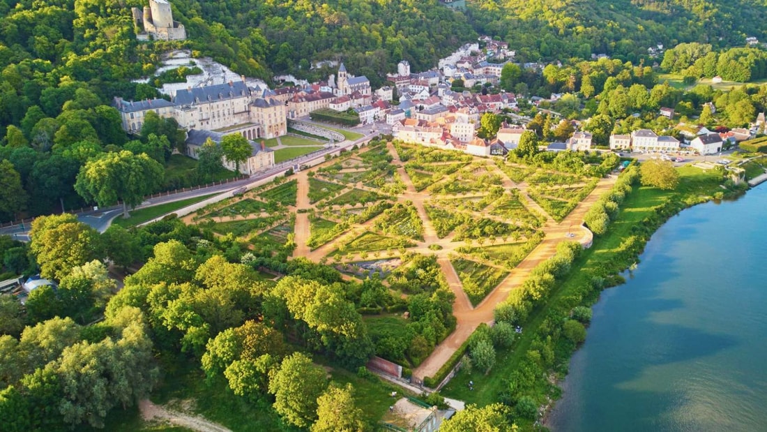 Quel village francilien abrite un passage secret de 100 mètres creusé dans la falaise ?