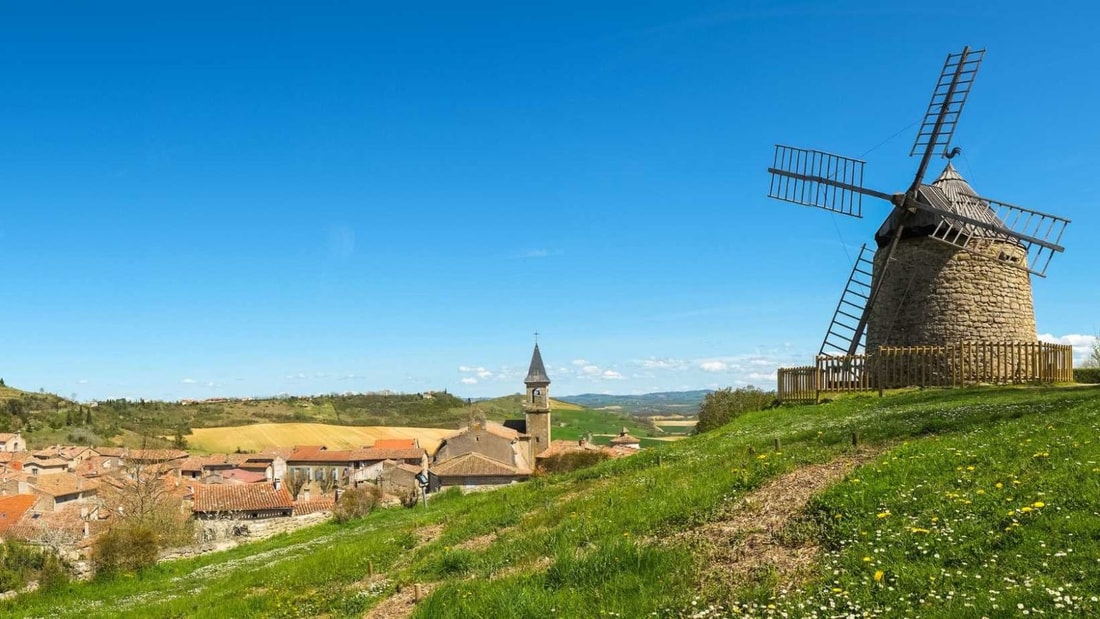 Dans quel village du Gard un pont du 13e siècle défie la gravité avec 12 arches étroites ?