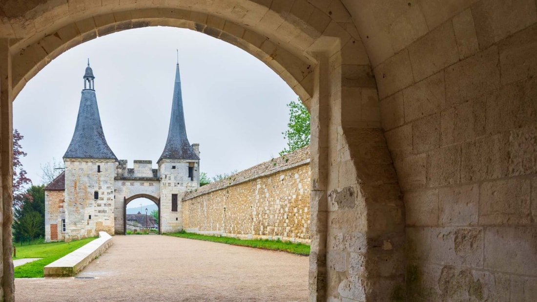 Ce village normand de 400 habitants abrite la seule abbaye médiévale encore habitée par des moines