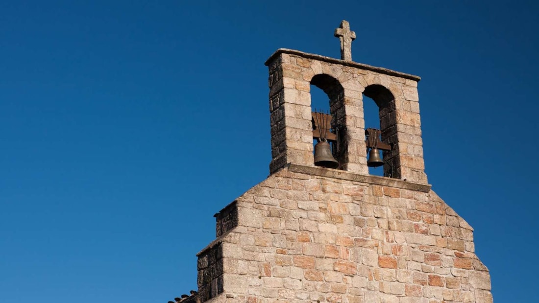 Quel village fortifié de Lozère domine un canyon de 400 mètres de profondeur ?