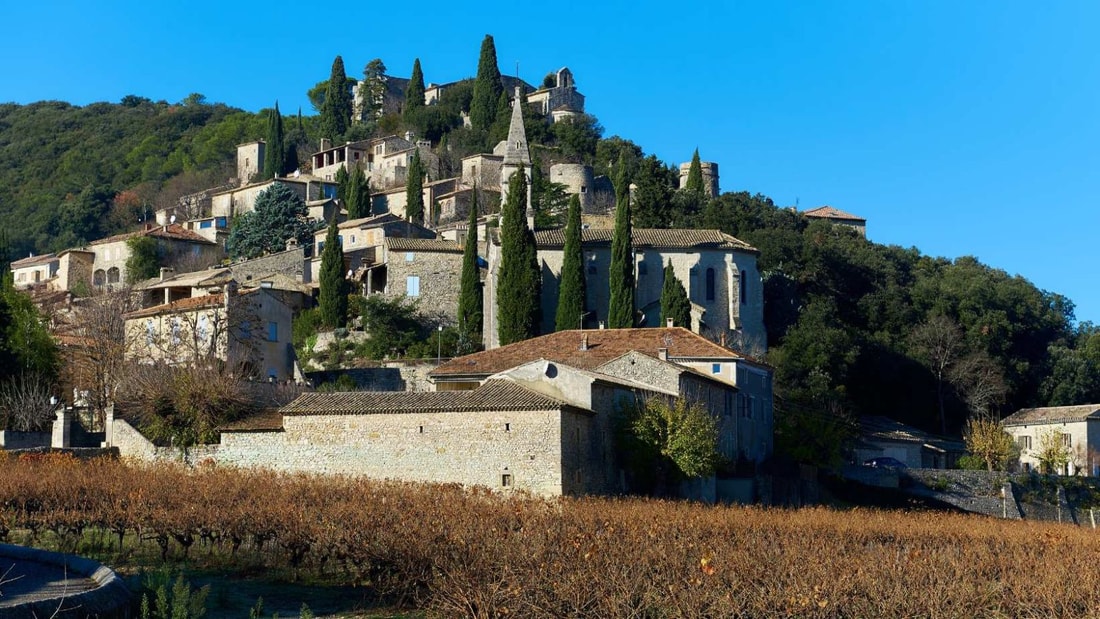 Quel village du Gers abrite une collégiale construite en seulement 6 ans au 14e siècle ?