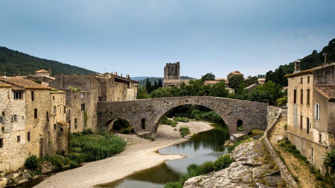 Dans quel village médiéval de l'Aude peut-on déguster du vin dans un marché du 13e siècle ?