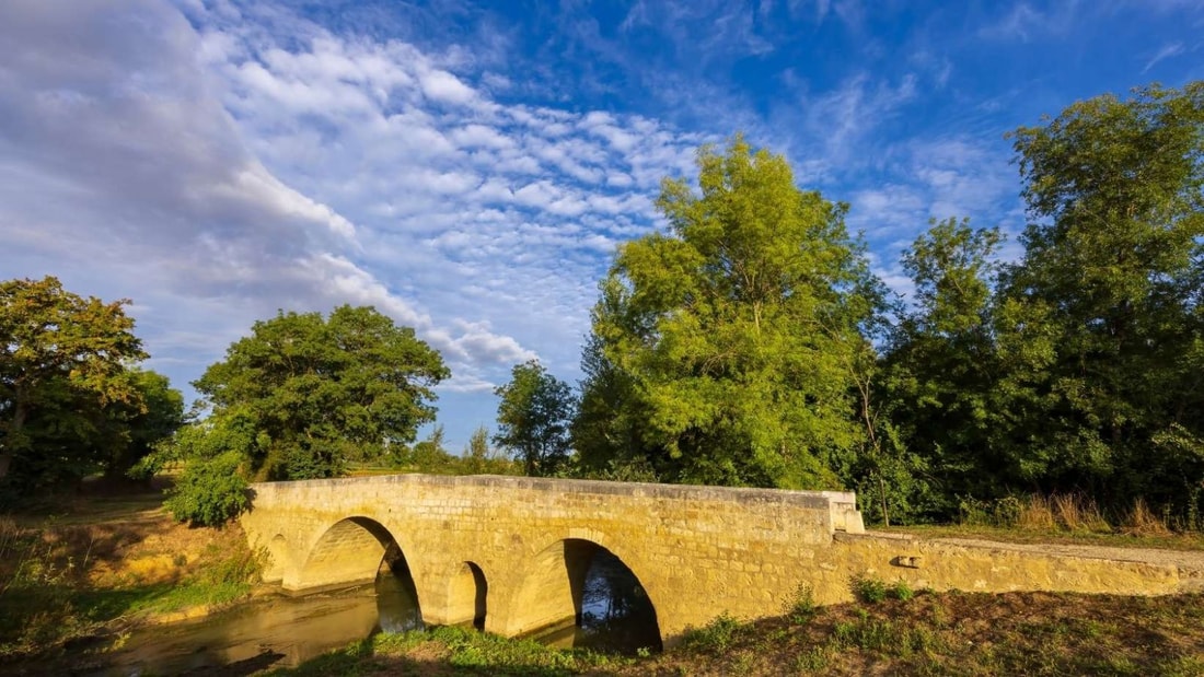 Quel village fortifié du Gers tient son nom d'un ordre de retraite romain ?